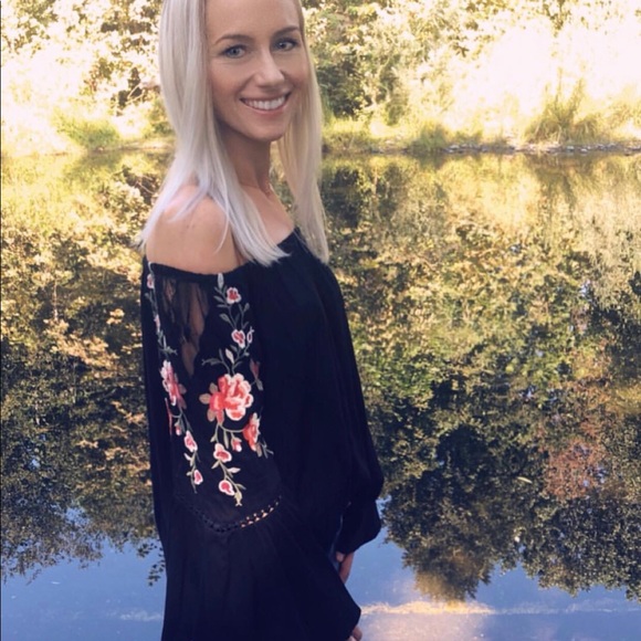 Off shoulder floral embroidered bell sleeve top - Picture 4 of 5